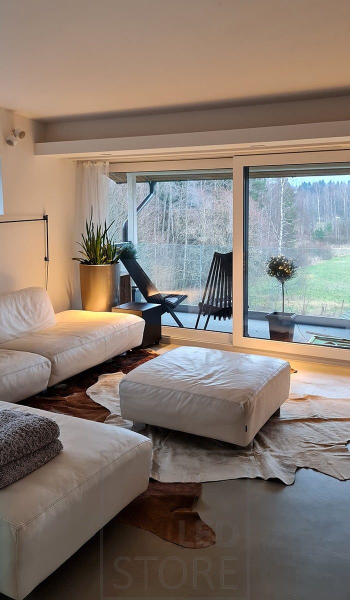 Mysig, varm belysning i vardagsrummet med LINJA 5 infällda spotlights. Ledstore.fi