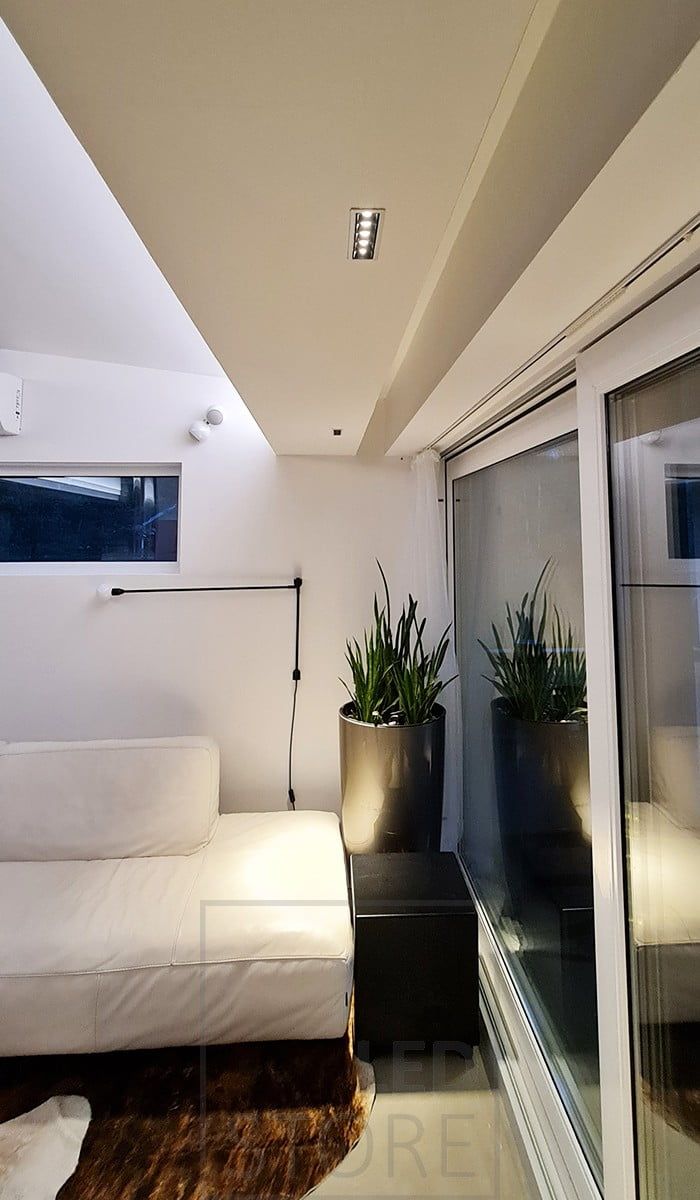 Stämningsbelysning i vardagsrummet med LED-list för indirekt ljus och LINJA 5 spots för ljus med snäv vinkel nedåt. Ljusstyrkan motsvarar 5x20W halogen, med en förbrukning på endast 5x2W! Ledstore.fi