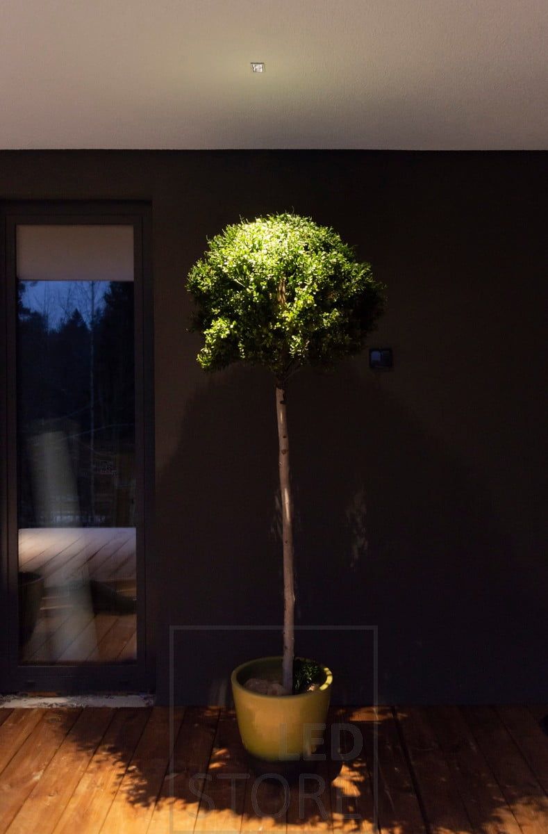 LINJA 2 spotlight utomhus på terrassens tak. Lyfter fram och belyser utomhusväxter och skapar stämningsfullt ljus på terrassen. Ledstore.fi