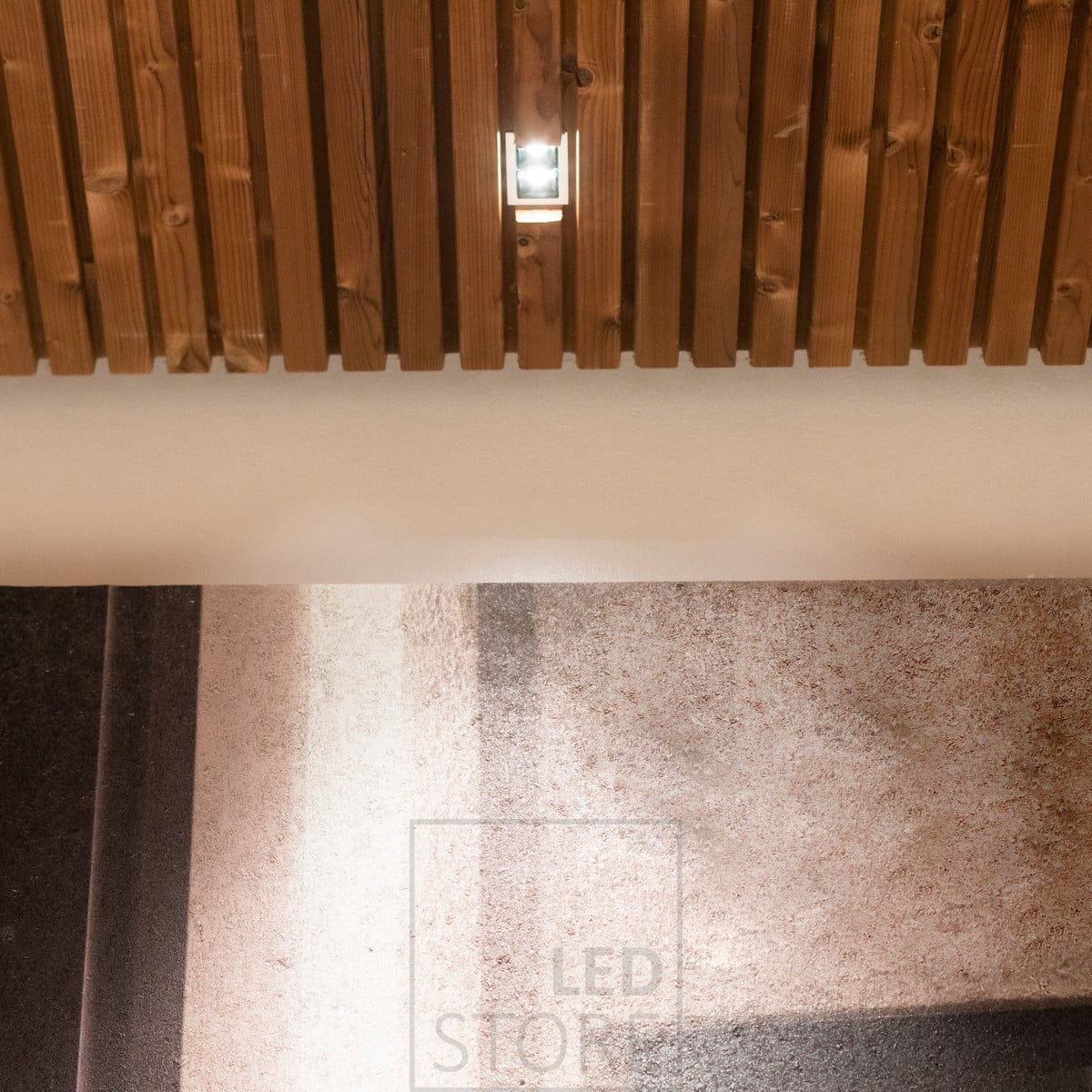 Led LINJA 2 spotlight som belyser en målning på en taklist. Armaturen är infälld i taklisten och därmed mycket diskret. Ledstore.fi