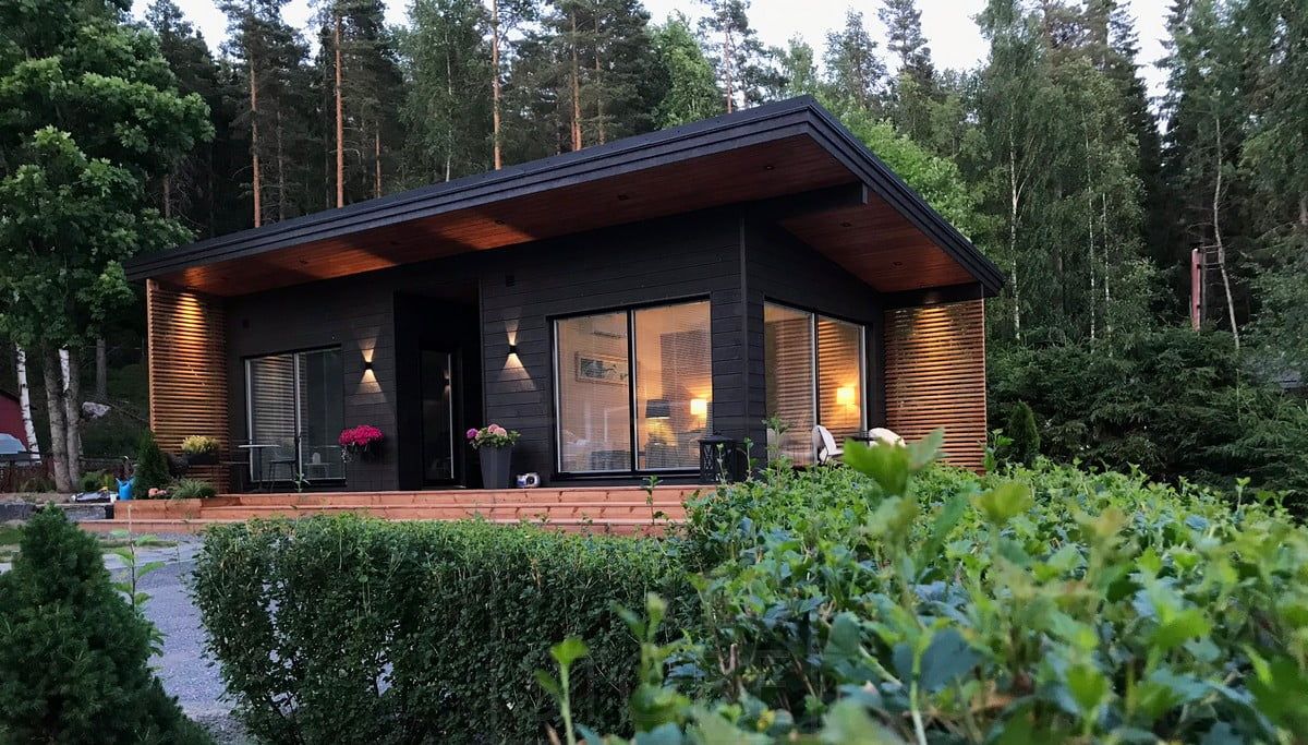 LINJA 5 spotlights som belyser husets taklister. Ljuset är ett stämningsfullt accentljus. Ledstore.fi
