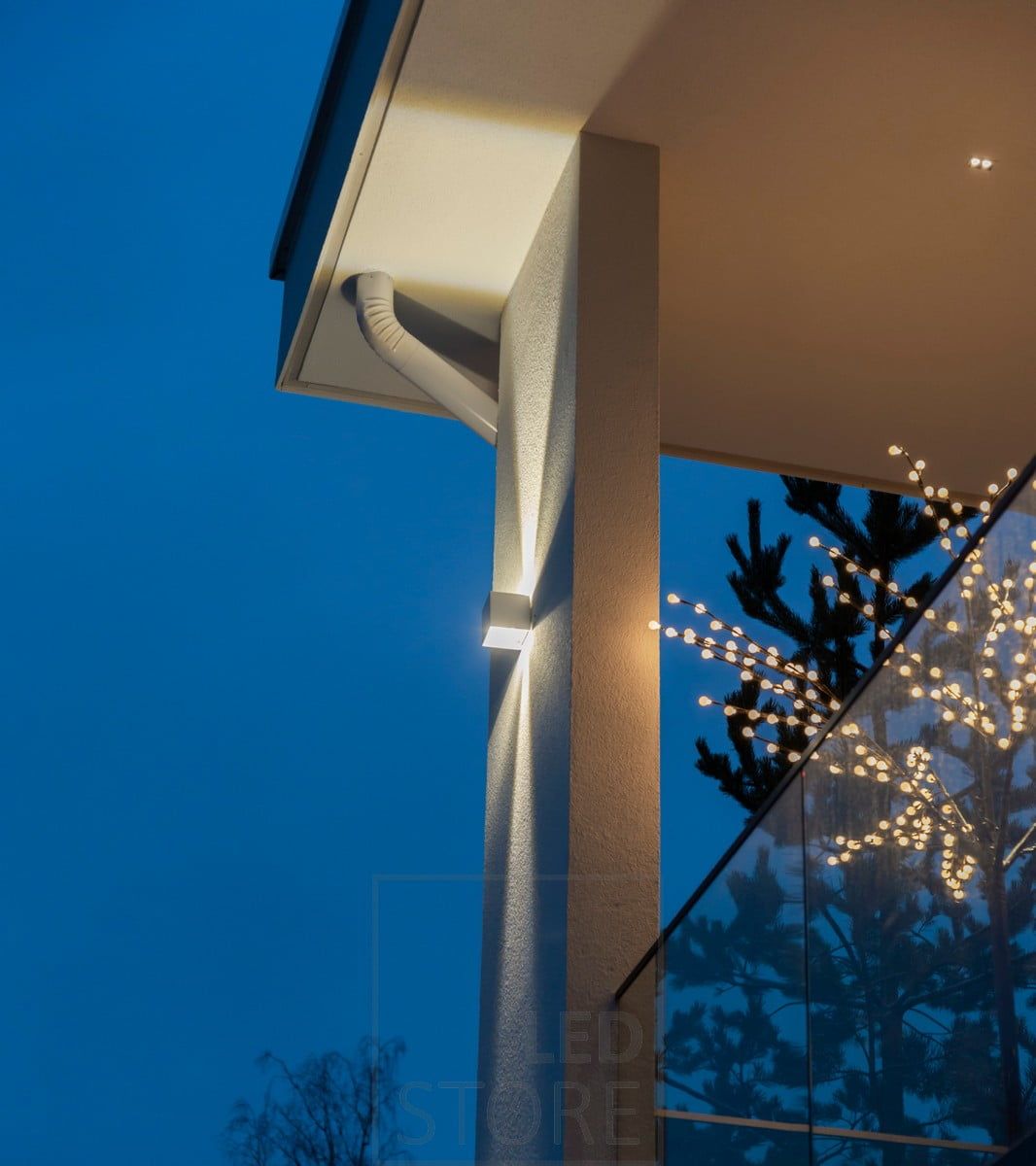 Vägglampan Led FUNK har en justerbar öppningsvinkel för ljuset. En liten spot på terrassens tak, LINJA 2, lyser upp terrassen med allmänljus. Ledstore.fi