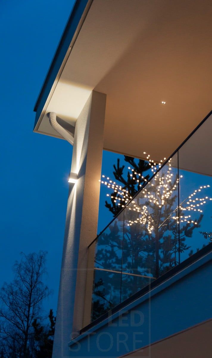 Terrassen är upplyst av LINJA 2 spotlights och fasaden är upplyst av en FUNK vägglampa i vitt. Ledstore.fi