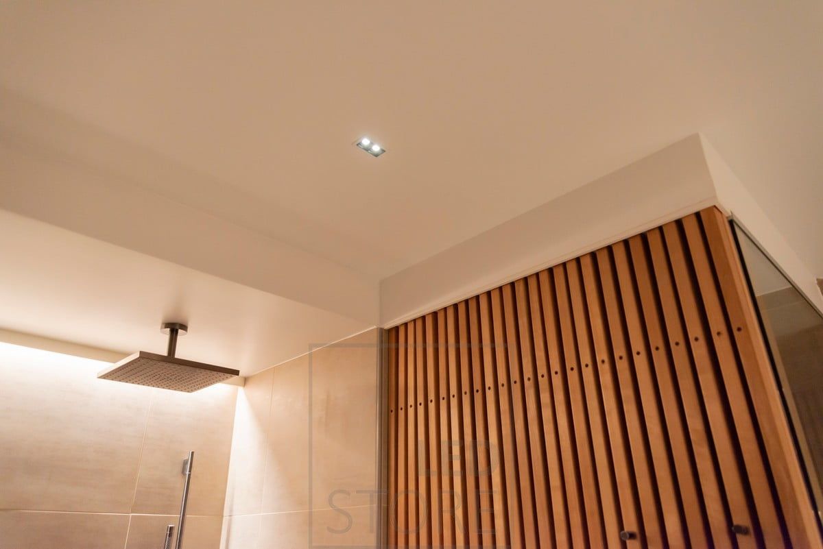 LINE 2 i badrumstaket som spotlight med smal vinkel, bakom duschen som stämningsbelysning med en LED-remsa som ger indirekt ljus. Ledstore.fi