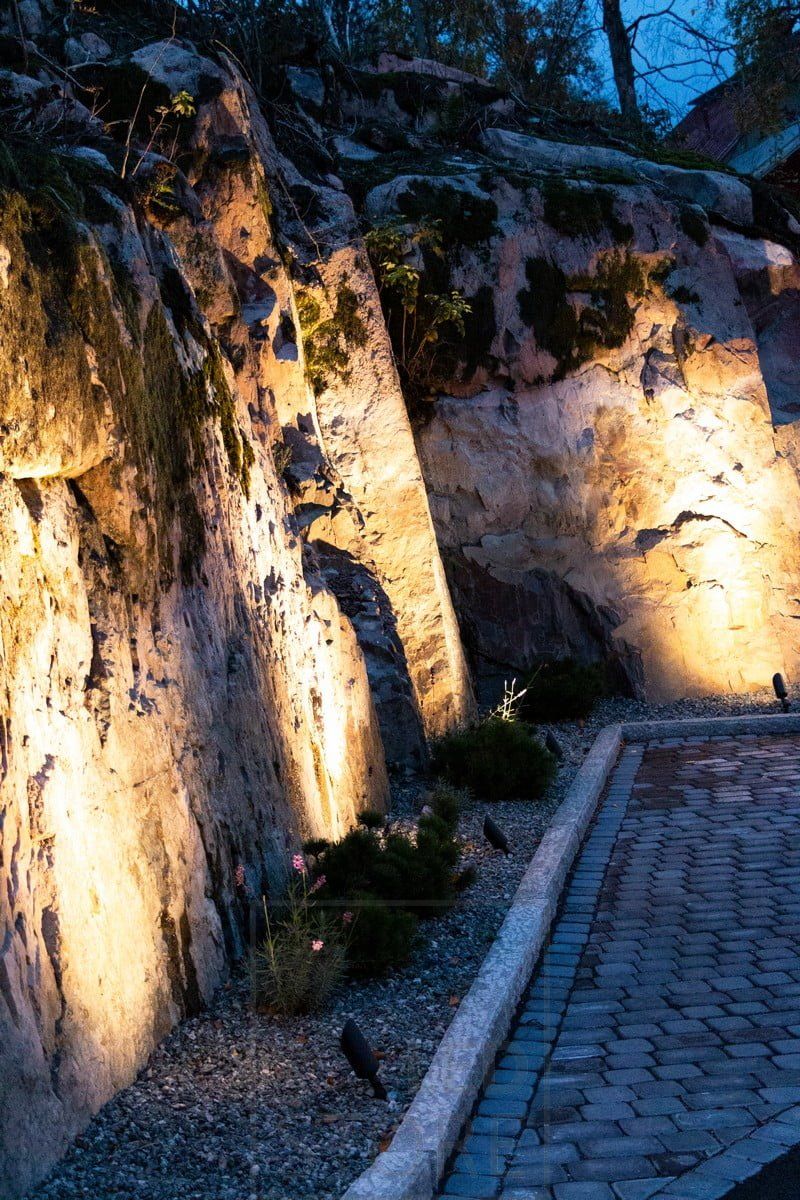 Led SPIKE markbelysning som belyser och framhäver berget. Armaturhuset är mattsvart och har en vinkel på 40 grader. Ledstore.fi