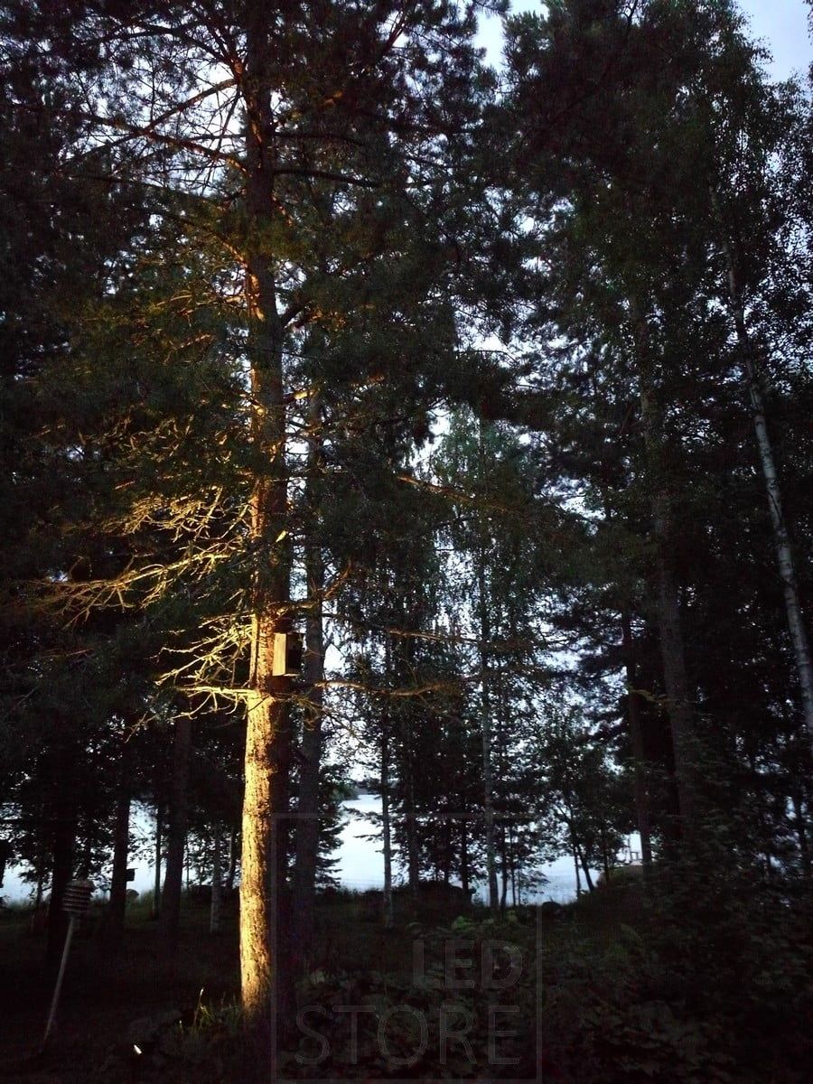 Gårdsbelysning SPIKE - markbelysning. Armaturen har ett fritt orienterbart stativ, vilket gör den till en utmärkt accentbelysning. Ledstore.fi