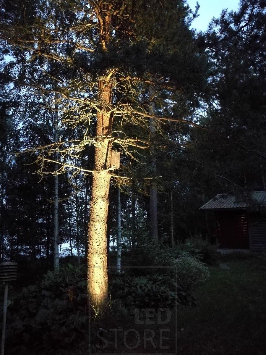 Stämningsfull utomhusbelysning på gården med SPIKE marklampa. Ledstore.fi