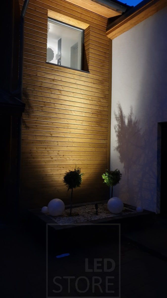 Led marklampa MAA - ger mångsidiga möjligheter för utomhusbelysning tack vare sin riktbarhet, oavsett om du belyser en fasad, träd eller en uppfart. Ledstore.fi