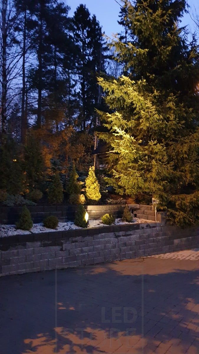 Led marklampa SPIKE - Marklampan SPIKE lyser direkt på objektet tack vare sin fritt justerbara stomme och fungerar därmed som en differentierad stämningsskapare och accentlampa. Ledstore.fi