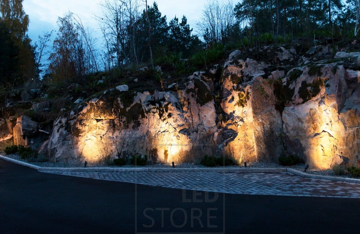 LED STORE logotyp på en grön bakgrund med "LED STORE" i vita versaler i mitten av en vit kvadrat.