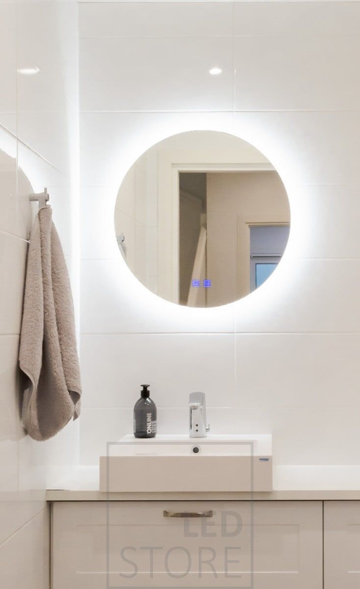 Stämningsfullt ljus i badrummet med en ljus spegel. Spegeln är 600 mm i diameter, vilket gör den idealisk för mindre utrymmen. Ledstore.fi