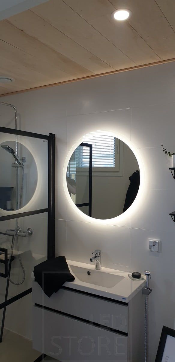 Badrum upplyst med spotlight och spegel med led-ljus. Ledstore.fi