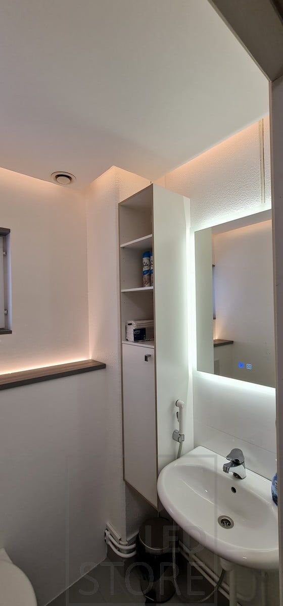 En stämningsfull och mångsidig belysningslösning för badrummet, skapad med helt indirekt ljus. Ledstore.fi