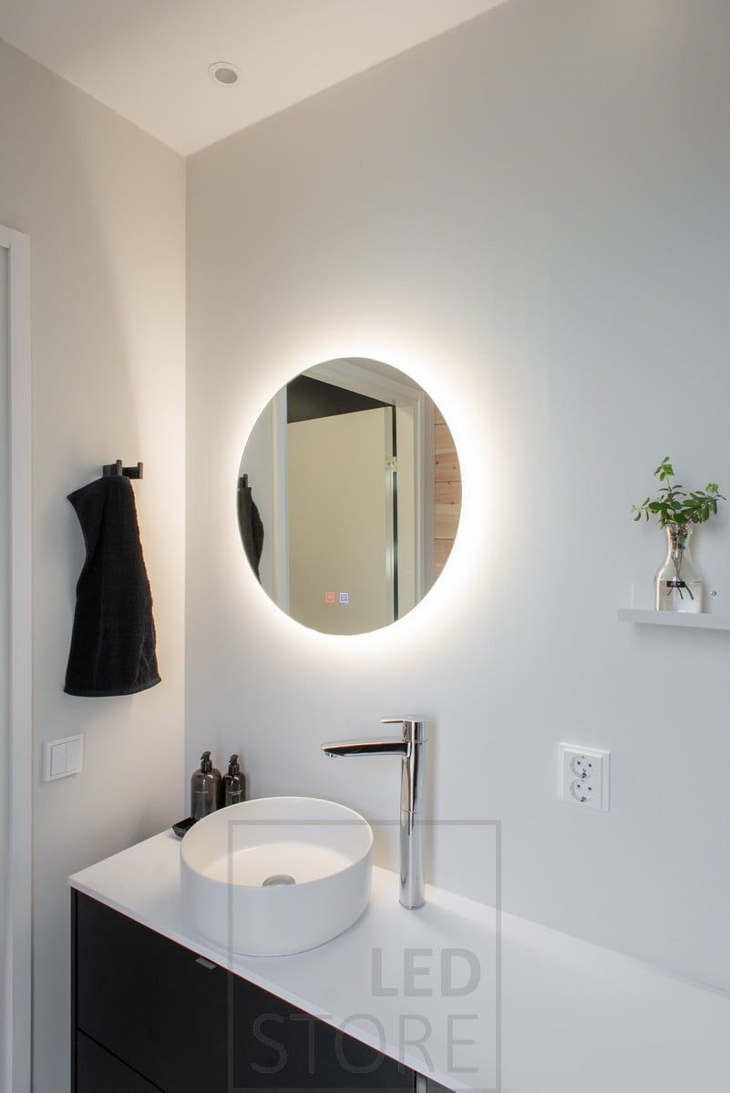 MOON led light mirror har en 3 cm bred ram av mjölkglas, bakom vilken en fuktskyddad ledremsa ger bländfri belysning både mot betraktaren och som en väggreflektion runt väggen. Ledstore.fi