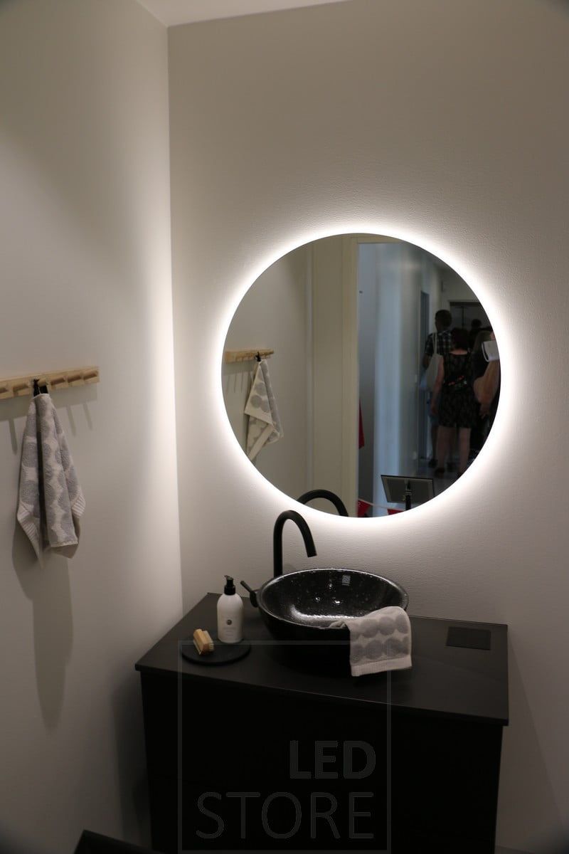 MOON led light mirror har en 3 cm bred ram av mjölkglas, bakom vilken en fuktskyddad ledremsa kan lysa med bländfritt ljus både mot betraktaren och som en reflektion av väggytan runt honom. Ledstore.fi