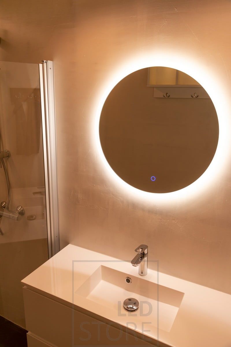Den cirkulära ljusspegeln MOON är 600 mm i diameter, vilket gör den idealisk för lite mindre utrymmen. Ledstore.fi