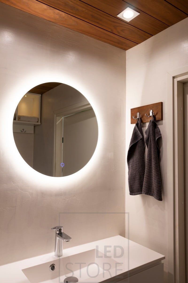 Den mindre MOON light-spegeln med en diameter på 600 mm är idealisk för badrum och toaletter för att ge atmosfär och extra belysning (IP55). KANTTI spotlight ovanför spegeln ger direkt ljus till ansiktet. Ledstore.fi