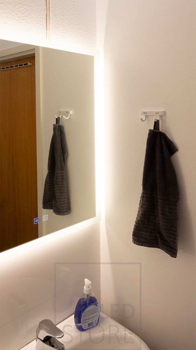 Mindre HALO light-spegel som lyser upp badrummet. Spegeln är snygg och ger rummet atmosfär. Ledstore.fi