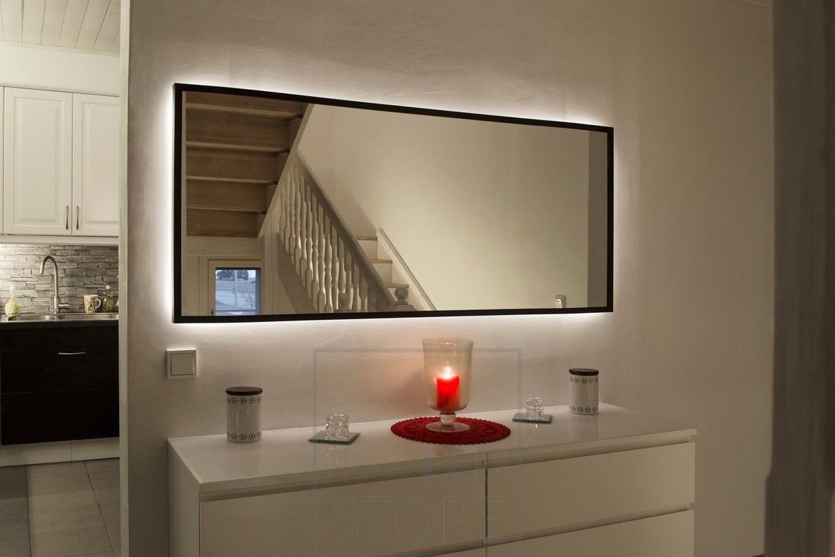 Spegel belyst med LED-band. LED-list monterad bakom spegeln i ramen, belyser väggen med indirekt ljus. Ledstore.fi