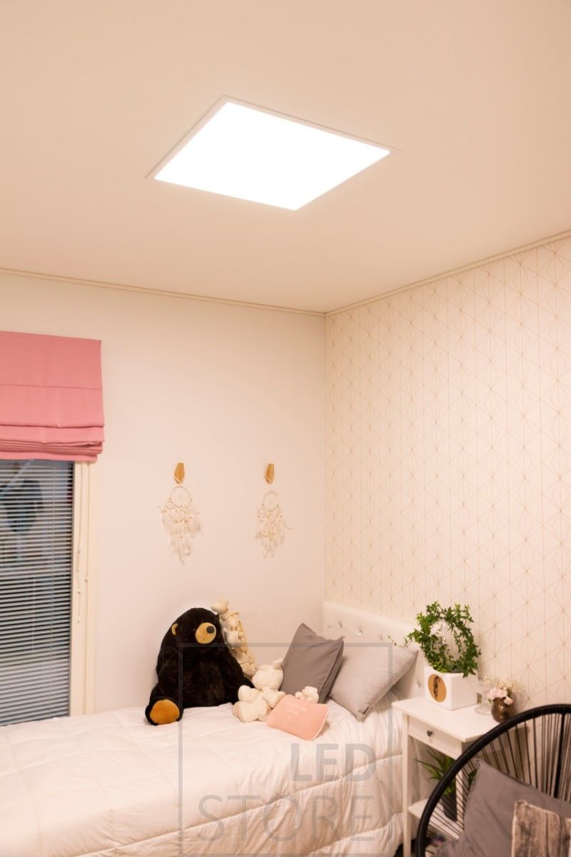 Sovrumstak med UPPOAVA panel 600x600. Armaturen liknar ett takfönster och är justerbar i färgtemperatur. Ledstore.fi