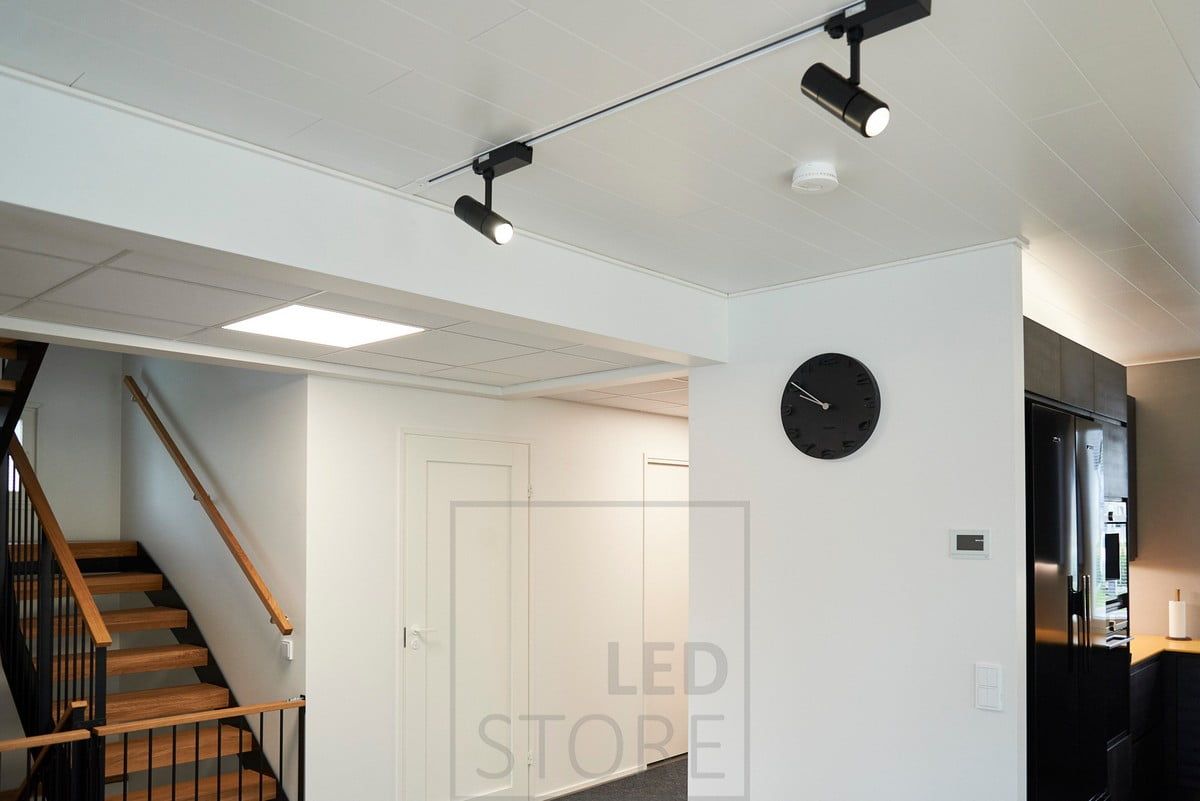 Large Led Panel Armatur belyser effektivt även stora ytor och skapar en takfönstereffekt i lobbyn. Ledstore.fi