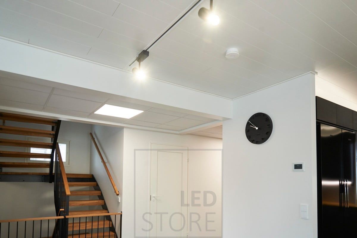 En stor 600x600 led-panelarmatur i lobbyn som skapar en takljuseffekt. Ledstore.fi