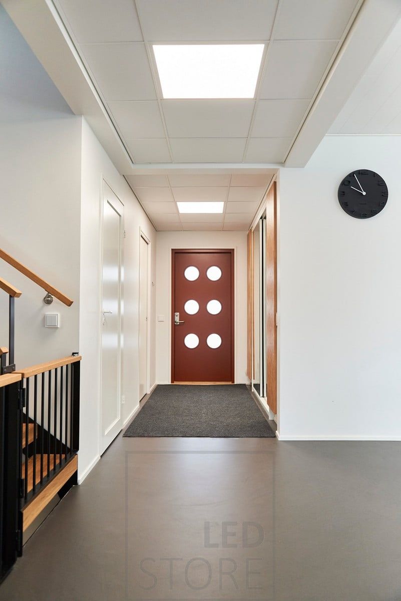 I entréhallen och lobbyn finns LED-paneler som liknar takfönster. Panelen lyser jämnt upp ett större område. Ledstore.fi