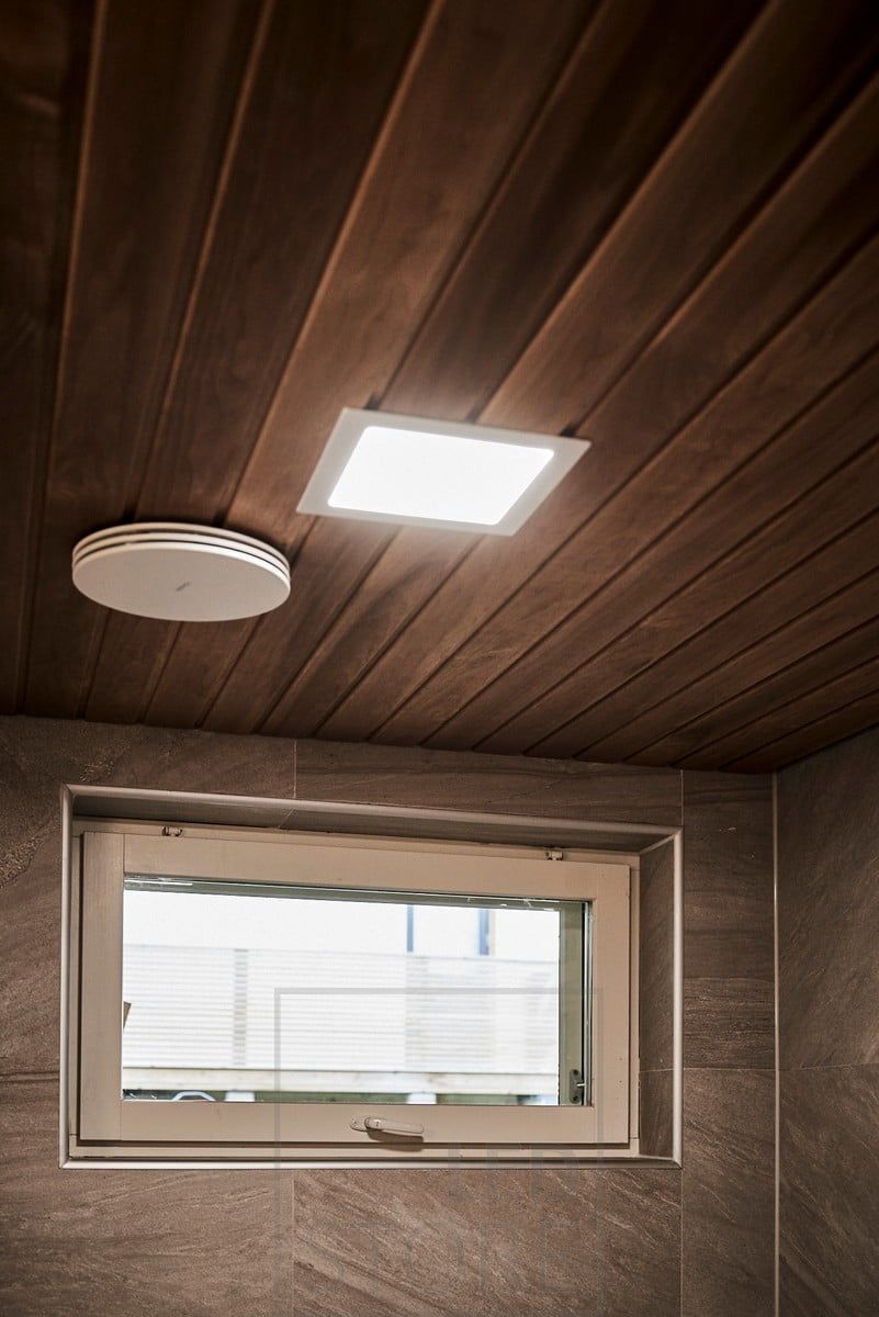 Mini-watt LED-panelarmatur för badrumstaket som ger ett jämnt och högkvalitativt ljus. Ledstore.fi