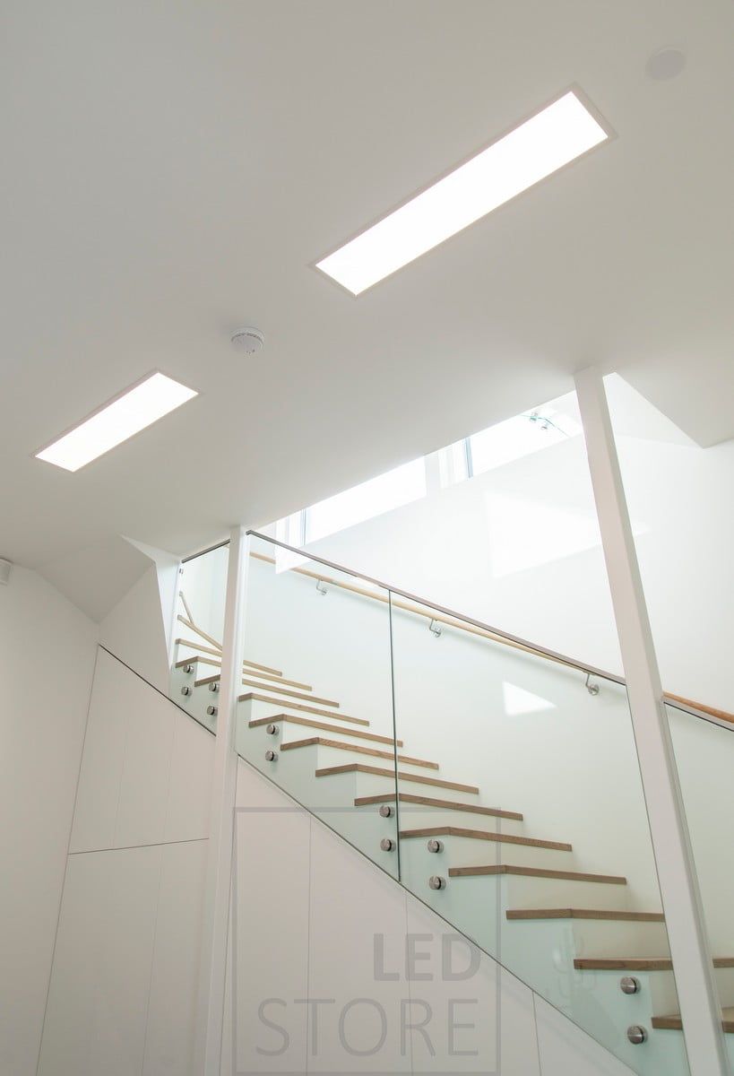 Led-panellampor UPPOAVA 300x1200 i rad som belyser en korridor. Ledstore.fi