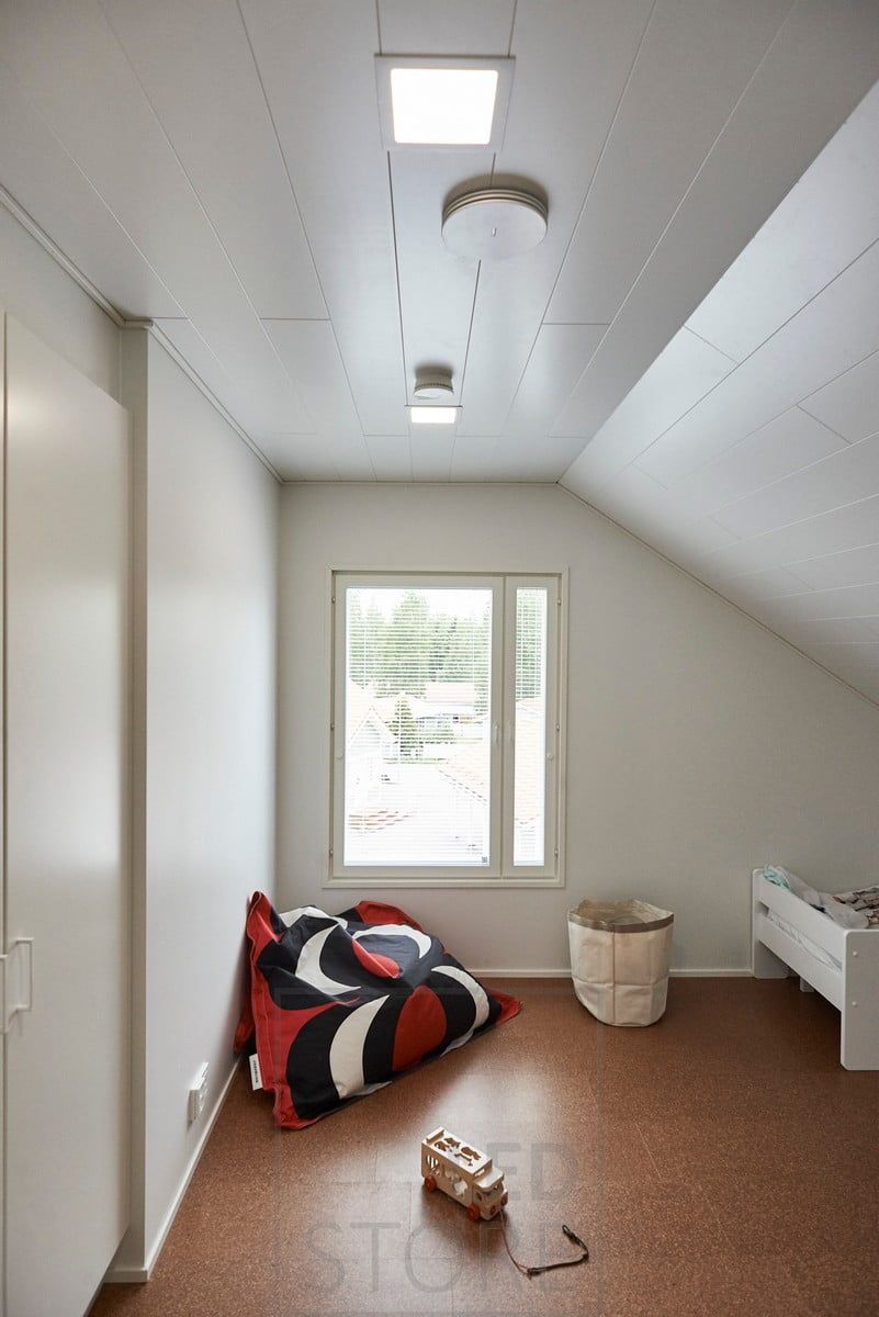 Led-panellampor för belysning i barnrummet. Panelernas ramar är alltid vitmålade och smälter elegant och graciöst in i taket, vilket skapar en snygg finish. Ledstore.fi