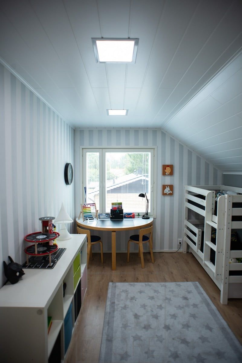 Belysning för barnkammare - takbelysning med färgtemperaturstyrda LED-panellampor. Det svala ljuset piggar upp och underlättar koncentrationen. Ledstore.fi
