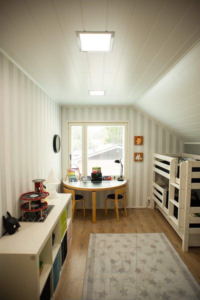 Belysning för barnkammare - takbelysning med färgtemperaturstyrda LED-panellampor. Det varma ljuset är lugnande. Ledstore.fi