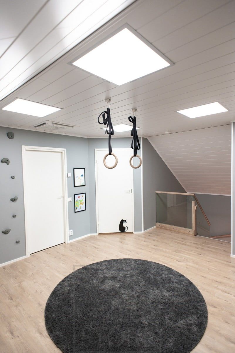 LED-panelarmaturer, som liknar takfönster, skapar en effektiv och anpassningsbar belysning av utrymmet. Belysningen är både dimbar och justerbar i färgtemperatur. Ledstore.fi