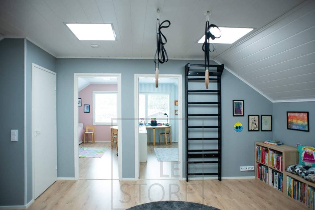 UPPOAVA PANEL 600, 36W, 2800K-4000K-5500K är en dimbar, fukttålig (IP54) LED-armatur för krävande smaker. Armaturen skapar också en takfönstereffekt. Ledstore.fi