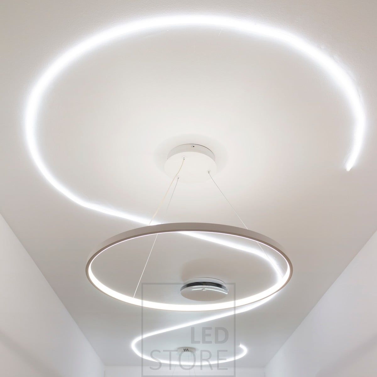 Minimalistisk och graciös RINKELI pendelarmatur kombinerad med NEON led strip infälld i taket. Ledstore.fi