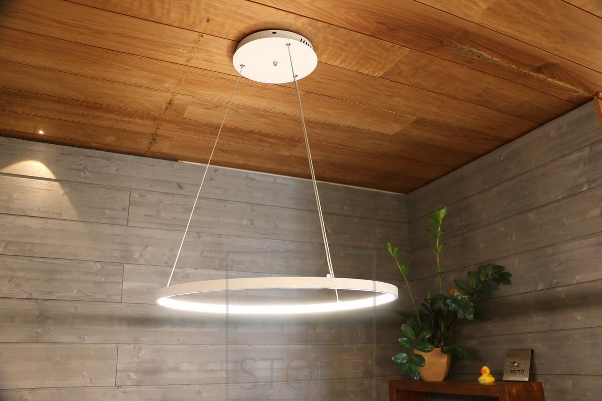 Pendellampan RINKELI är minimalistisk och graciös, och passar som belysning både i hemmet och på kontoret. Ljuset kommer genom en vit diffusor, från armaturens inre ram. Ledstore.fi