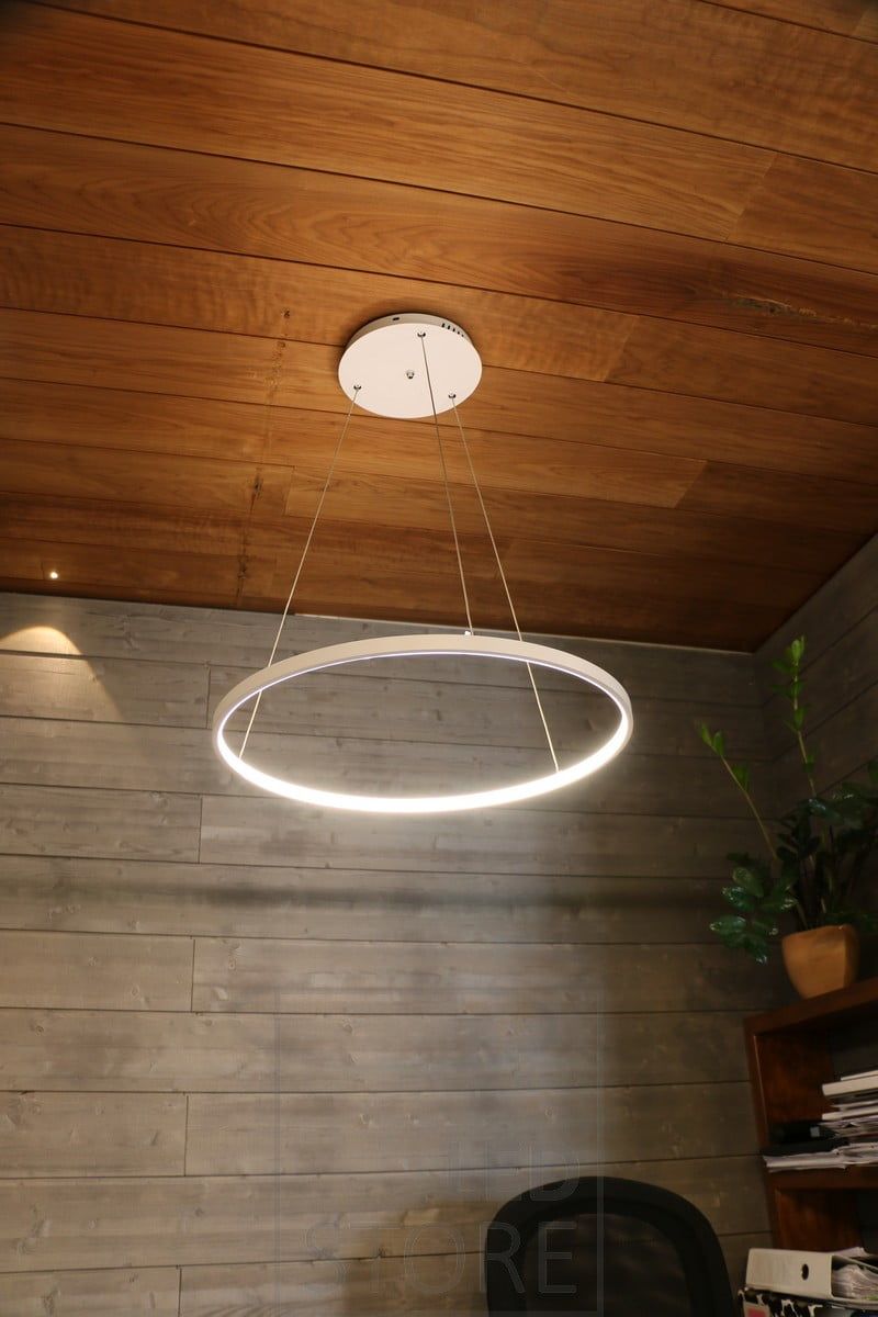 Pendellampan RINKELI är minimalistisk och graciös och lämpar sig för belysning inte bara i hemmet utan även på kontoret. Ledstore.fi