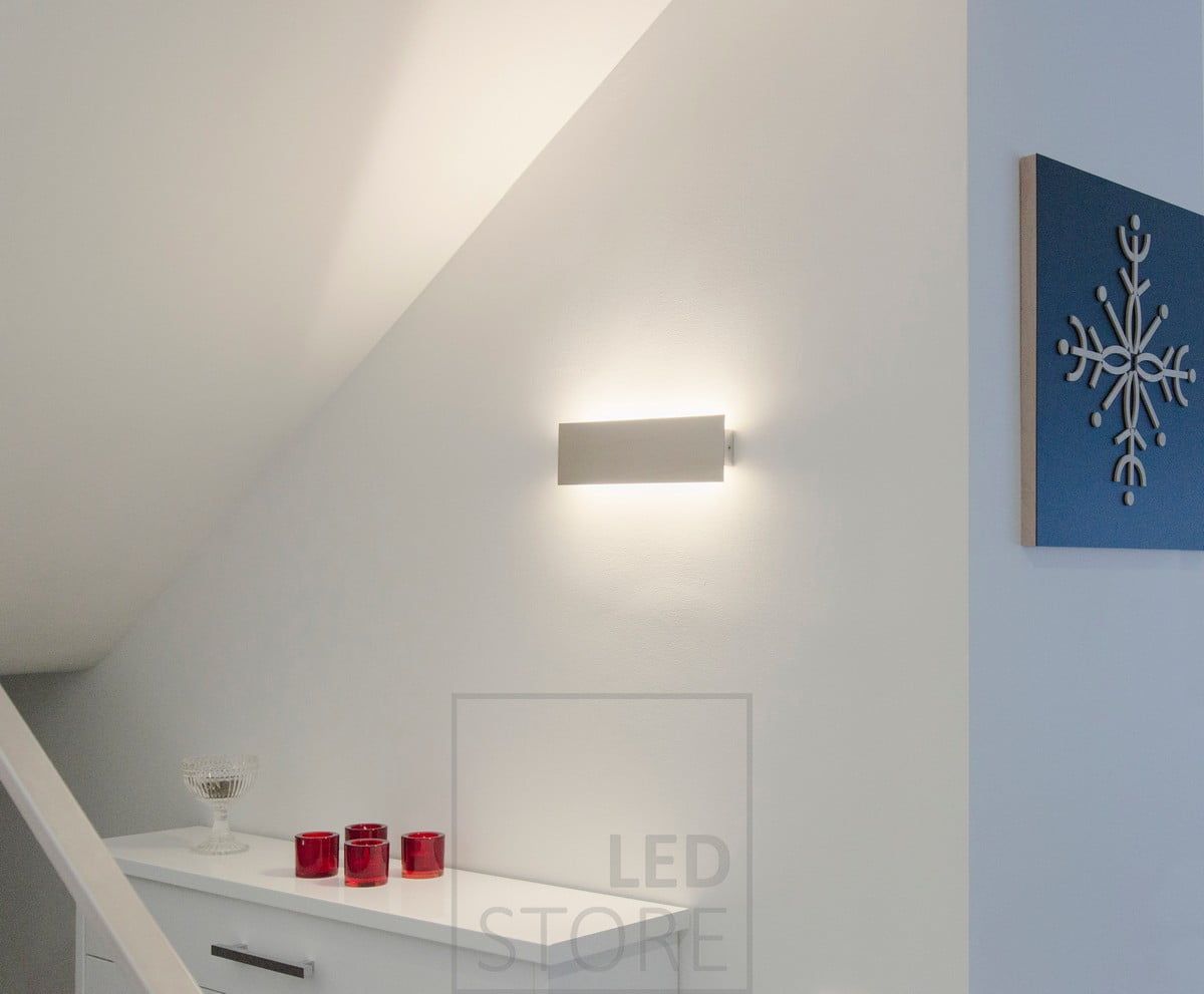 STRAIGHT Led väggarmatur ger indirekt ljus i två riktningar genom väggen. Finns i tre storlekar: 300 mm, 600 mm och 1200 mm. Ledstore.fi