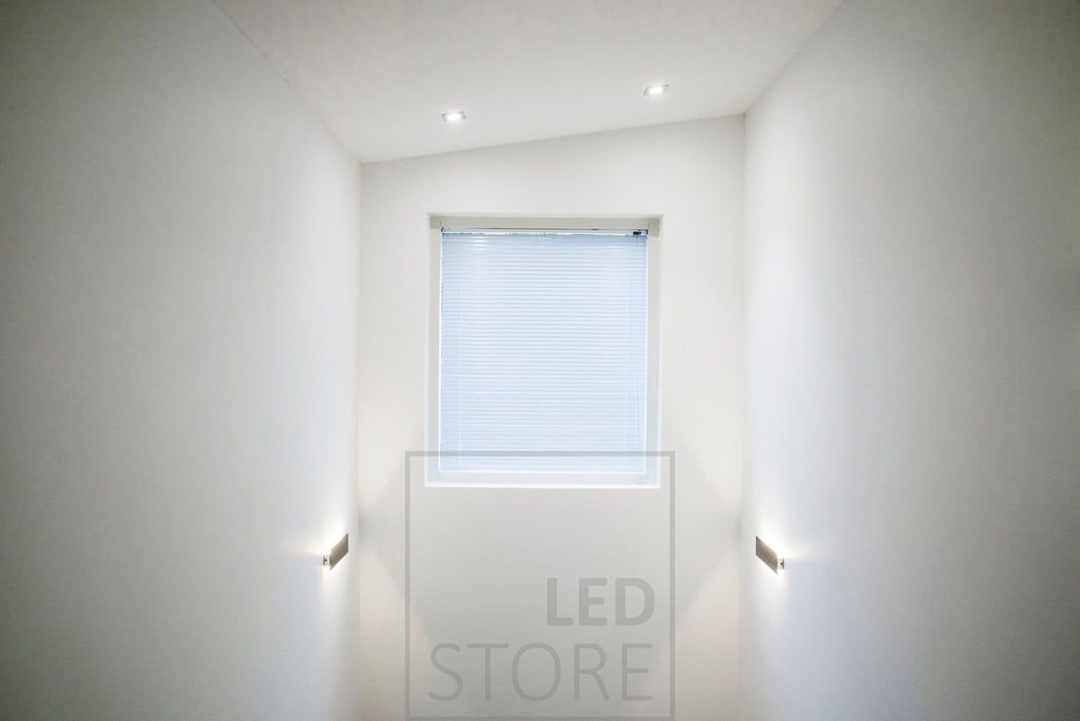 STRAK vägglampa med atmosfäriskt, indirekt ljus som ger stämningsfull belysning till ett utrymme med högt i tak genom väggarna. Ledstore.fi