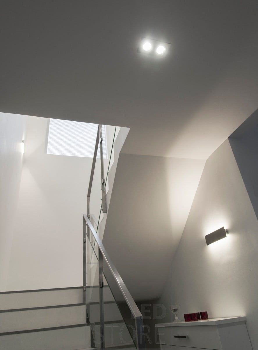 LED-väggarmaturen STRAIGHT för trapphus ger indirekt ljus upp och ner längs väggen, vilket gör den särskilt lämplig för atmosfäriska utrymmen. Ledstore.fi