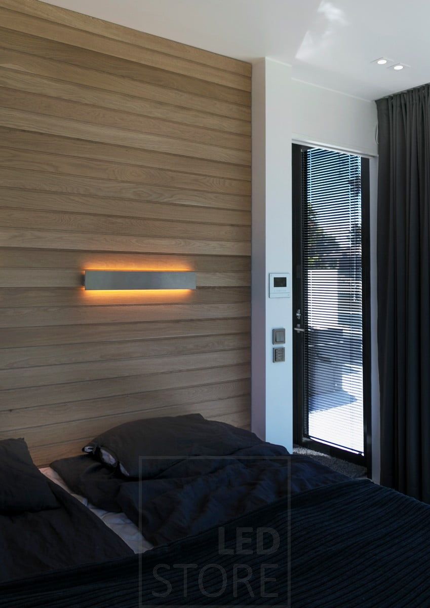 Stämningsfullt sovrum och nattbelysning med STRAIGHT led-vägglampa. Ledstore.fi