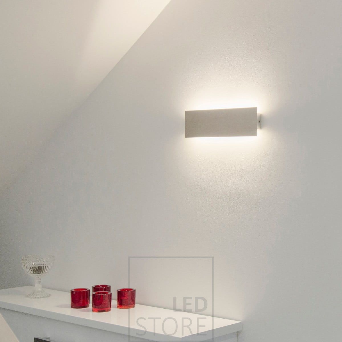 STRAIGHT Led väggarmatur ger indirekt ljus i två riktningar genom väggen. Ledstore.fi