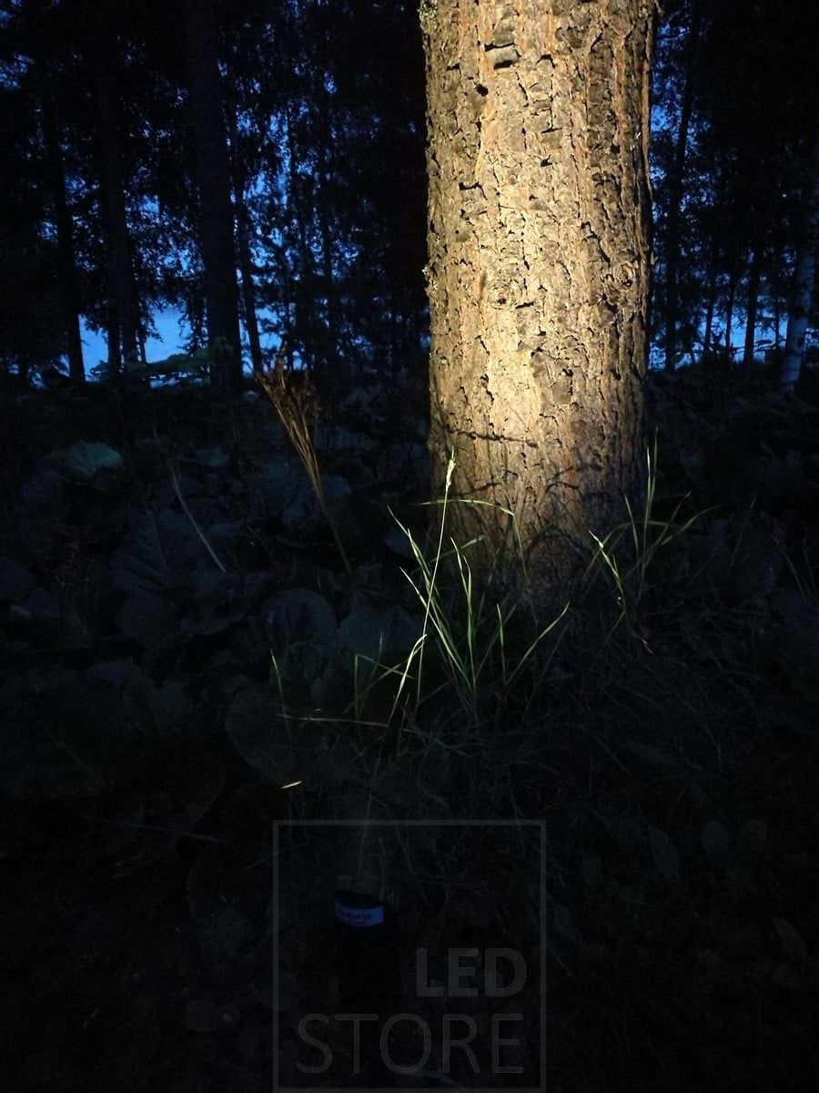 Trä accentuerat med riktningsgivande lergods. Ledstore.fi