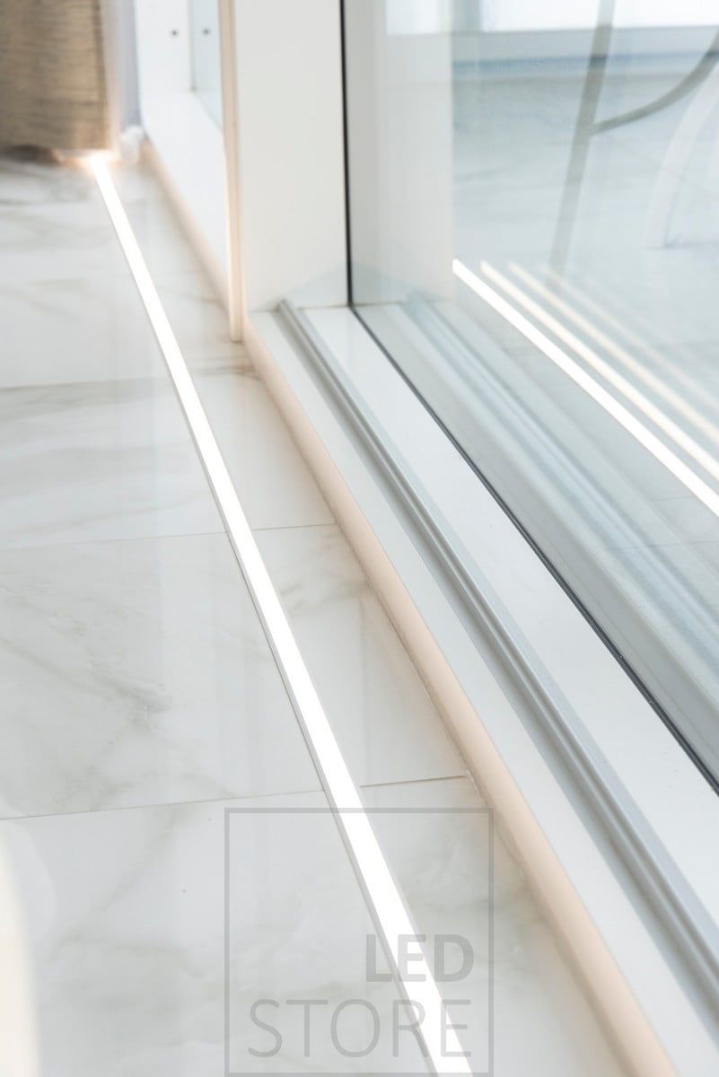 Framför fönstren på golvet i uppoprofil led strip. Belysningen framhäver de stora fönstren och det vackra marmorgolvet. Ledstore.fi