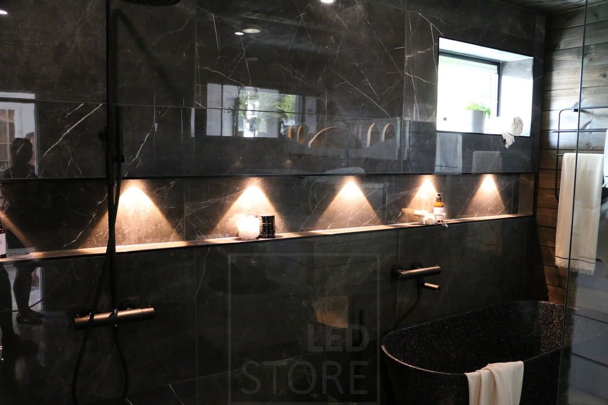 I badrummet belyser spotlights schampohyllan. Ledstore.fi