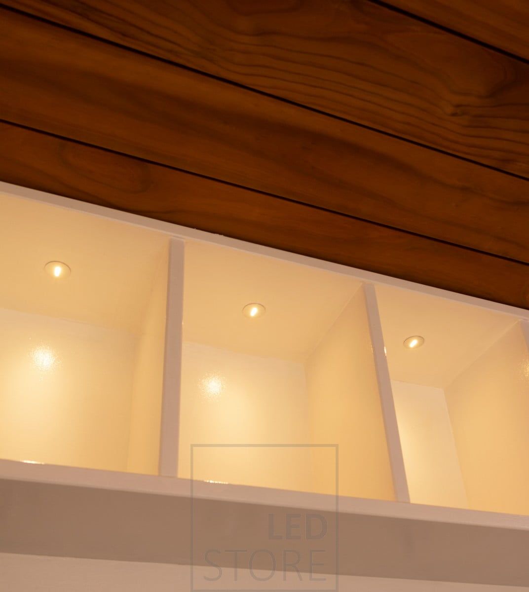 Hyllor med 1 w spotlights som accentbelysning. Ledstore.fi
