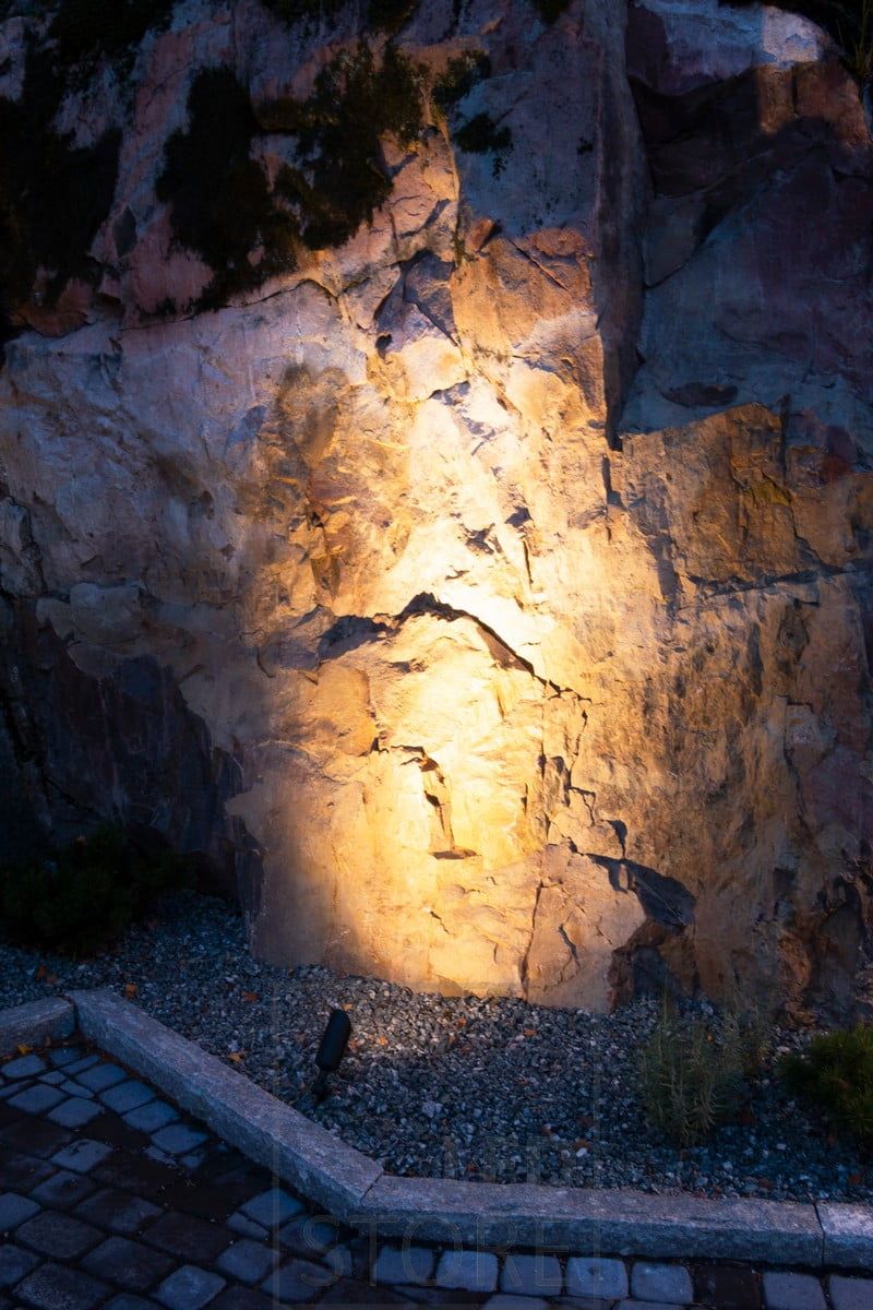En klippa som markeras av en grusväg. Ledstore.fi