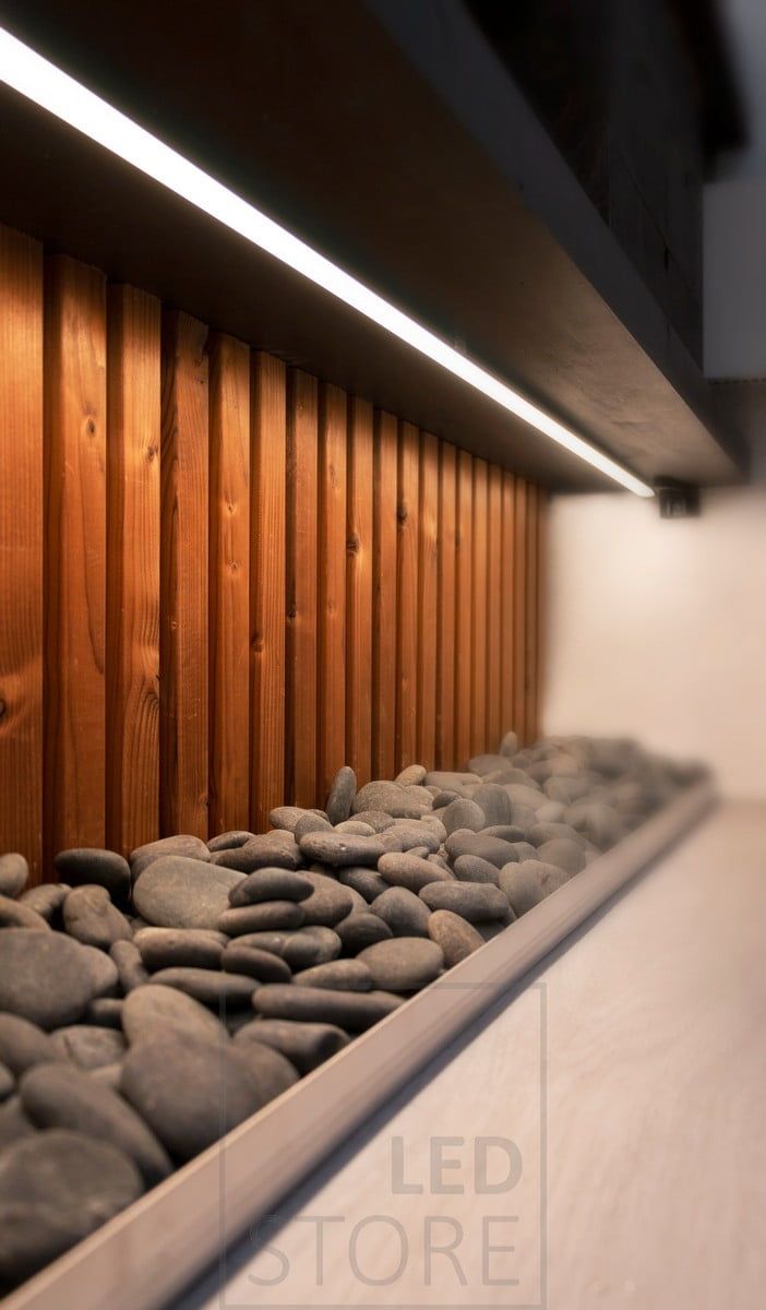 Badrumssten med LED-list fäst vid botten av nivån. Ledstore.fi