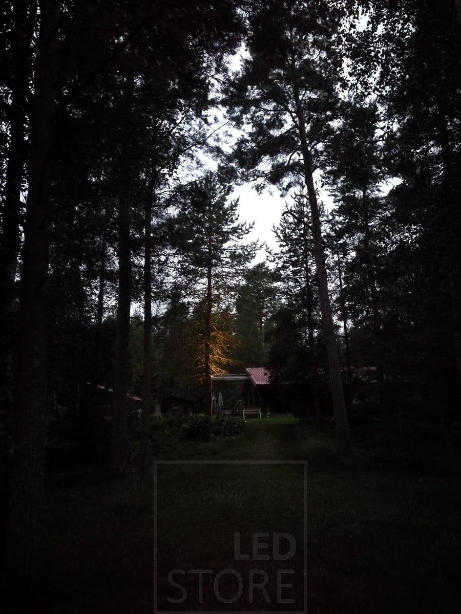 Trädets höjdpunkt syns på långt håll. Armaturen som används är av lergods. Ledstore.fi