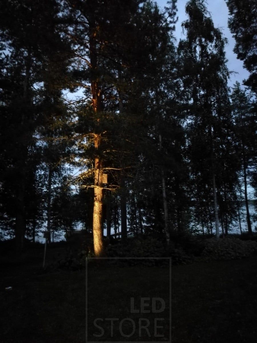 Accentlampa i trä med jordlampa. Ledstore.fi